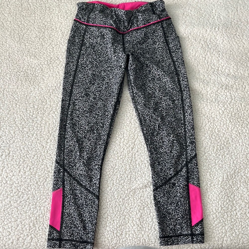 Lulu leggings (short) with back zipper, drawstring, and pockets on both sides